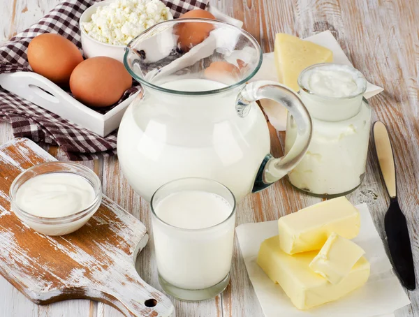 Mléčné výrobky na dřevěném stole. — Stock fotografie