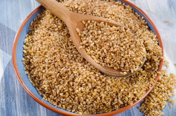 Bulgur en un plato azul . — Foto de Stock