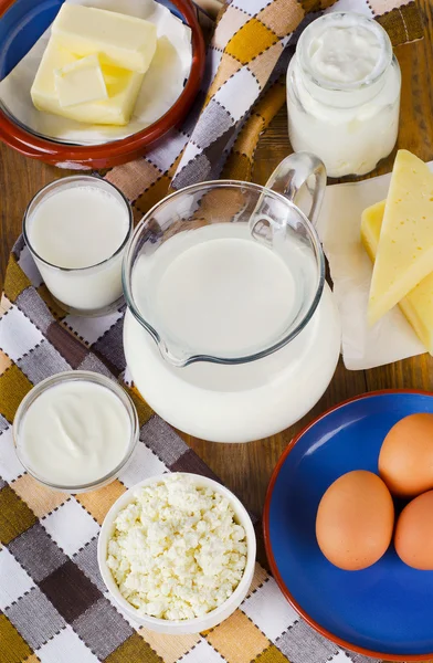 Mléčné výrobky na dřevěném stole — Stock fotografie