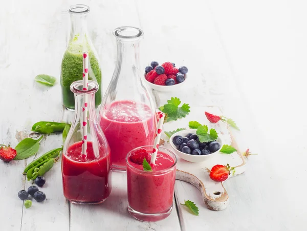 Frullati di frutta sani in bottiglie di vetro . — Foto Stock