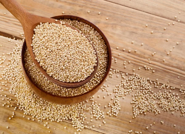 Σπόροι quinoa με ξύλινο κουτάλι — Φωτογραφία Αρχείου