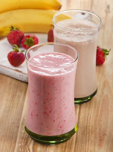 Batidos de frutas con fresa y plátanos —  Fotos de Stock