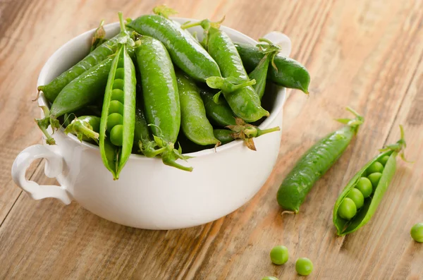 Guisantes verdes en tazón blanco — Foto de Stock