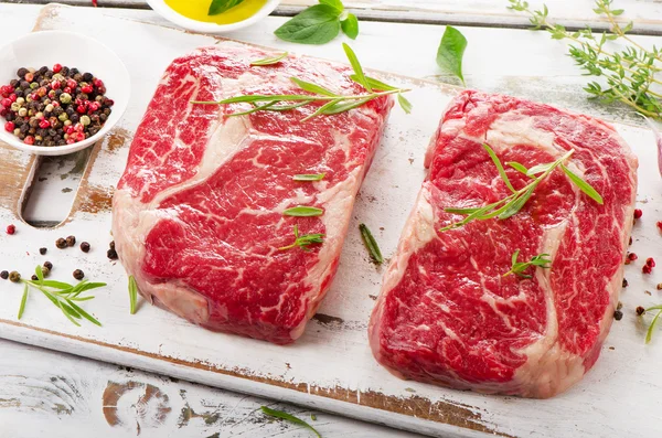 Dos filetes de carne cruda — Foto de Stock