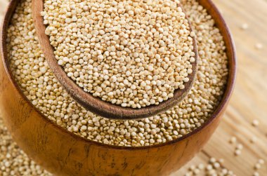 Quinoa tohum bir tahta kaşık