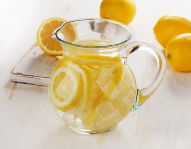 Limon ve buz cam sürahi içinde su