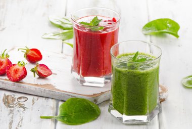 Sağlıklı ıspanak ve çilek smoothies