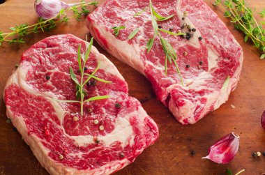 İki ham sığır eti biftek