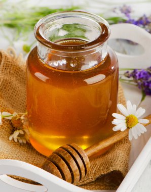 Tam tatlım kavanoz bal sopa ile