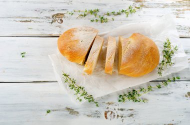 İtalyan ciabatta ekmeği taze otlar ile
