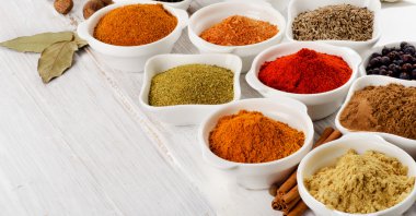 Baharatlar masada kaselerde