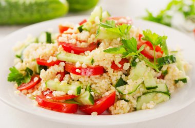 Beyaz tabakta sağlıklı bir salata.