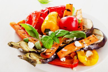 beyaz peynir ile ızgara sebze