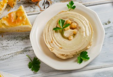 Humus pide ve maydanoz ile