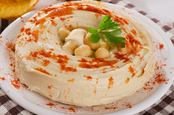 Płyta o zdrowe Hummus kremowym dip — Zdjęcie stockowe