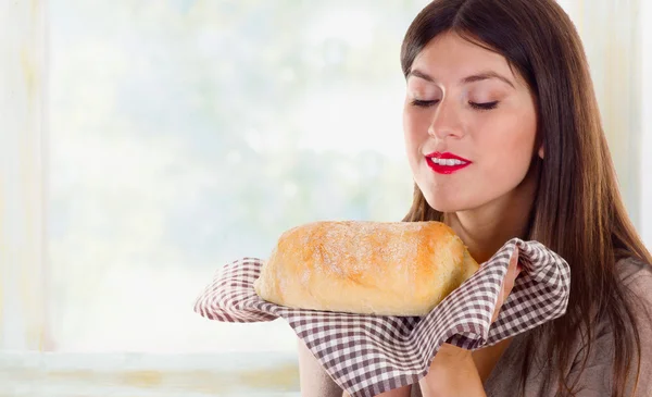 Mujer sosteniendo pan recién horneado — Foto de Stock