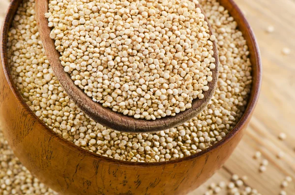 Sementes de quinoa em uma colher de madeira — Fotografia de Stock