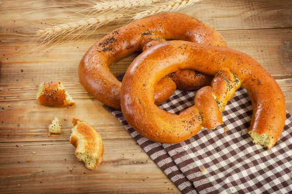 Två nybakat mjukt pretzels — Stockfoto