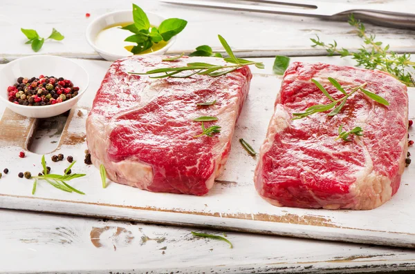 Ham sığır eti biftek — Stok fotoğraf