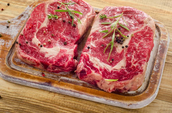 두 개의 원시 쇠고기 스테이크 — 스톡 사진