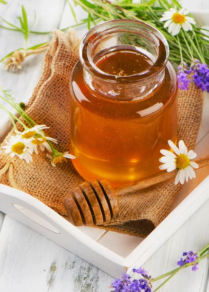 ハチミツ棒における蜂蜜の瓶 — ストック写真
