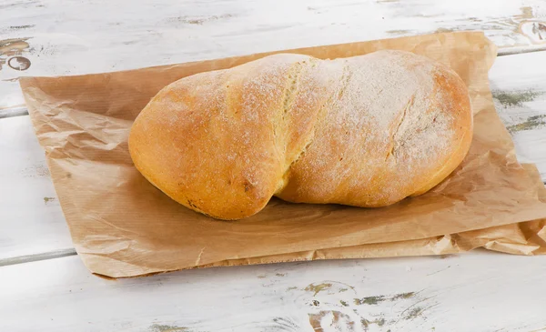 İtalyan ekmeği ciabatta ahşap bir masa üzerinde — Stok fotoğraf