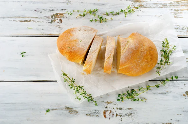 新鮮なハーブとイタリア チャバタのパン — ストック写真