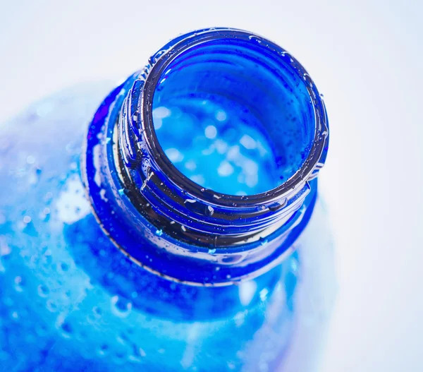 喝水的塑料蓝瓶 — 图库照片