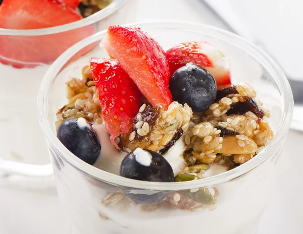 Müsli mit Joghurt und Beeren im Glas — Stockfoto