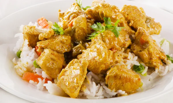Curry i ryżu na białym talerzu — Zdjęcie stockowe