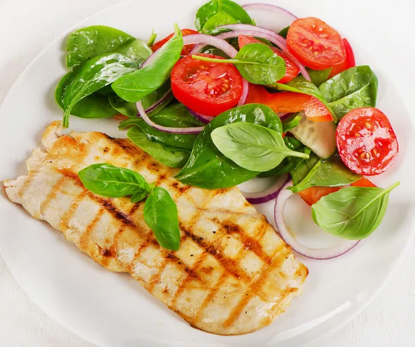 Salade avec poulet grillé dans une assiette — Photo