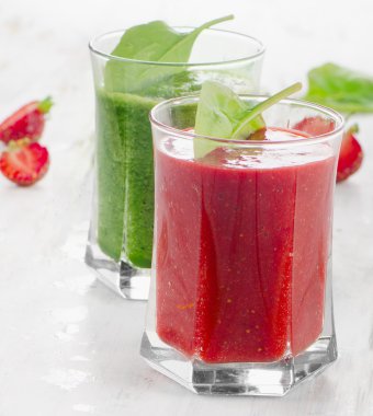 Ispanak ve çilek smoothies
