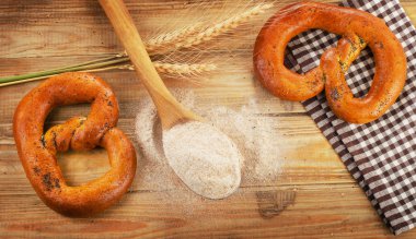 İki taze pişmiş simit