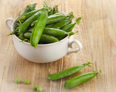 Yeşil bezelye beyaz kase