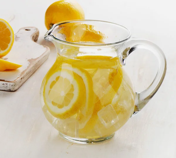 레몬 물 주전자 — 스톡 사진