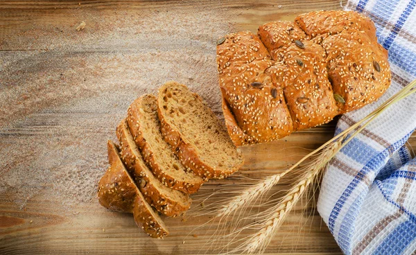 Σπιτικό ψωμί σε φέτες και ένα αλεύρι. — Φωτογραφία Αρχείου