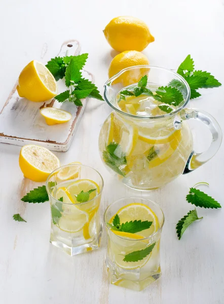 Zitronenwasser mit Minzblättern — Stockfoto