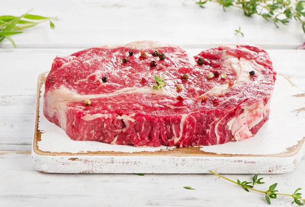 Syrový hovězí steak — Stock fotografie