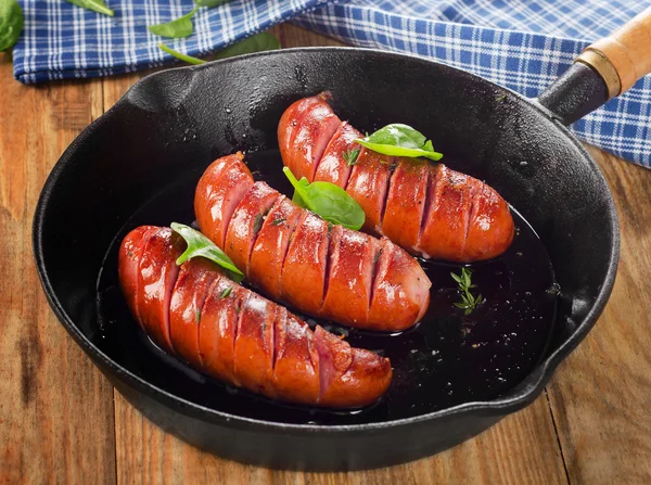 Gefrituurde worstjes op pan — Stockfoto