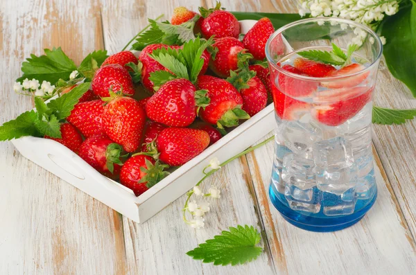 Ripe strawberries  and  cold water — Stock Photo, Image