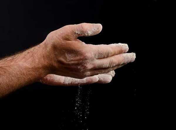 Männliche Hände arbeiten mit Mehl — Stockfoto