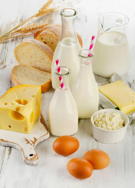 Prodotti lattiero-caseari, pane e uova — Foto Stock