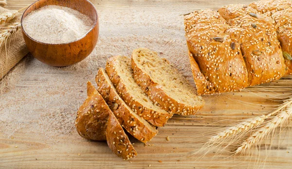 Domowe krojonego chleba — Zdjęcie stockowe