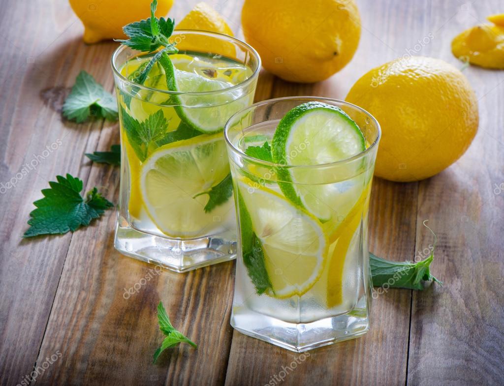 Как влияет вода с лимоном. Вода с лимоном. Стакан воды с лимоном. Коктейль с лимоном.