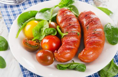 Kızarmış sosis taze salata ile.