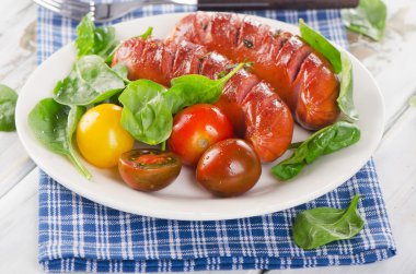 Kızarmış sosis taze salata ile.