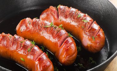 üzerinde bir tavada kızarmış sosis 