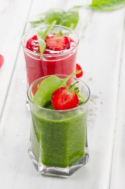 Ispanak ve çilek smoothies