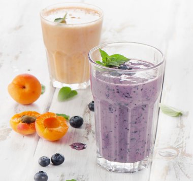 Smoothies çilek seçici odak ile