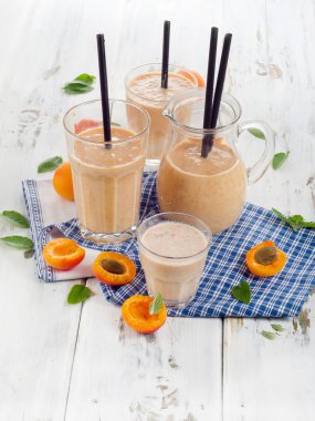 Taze meyve meyveli tatlılar. 